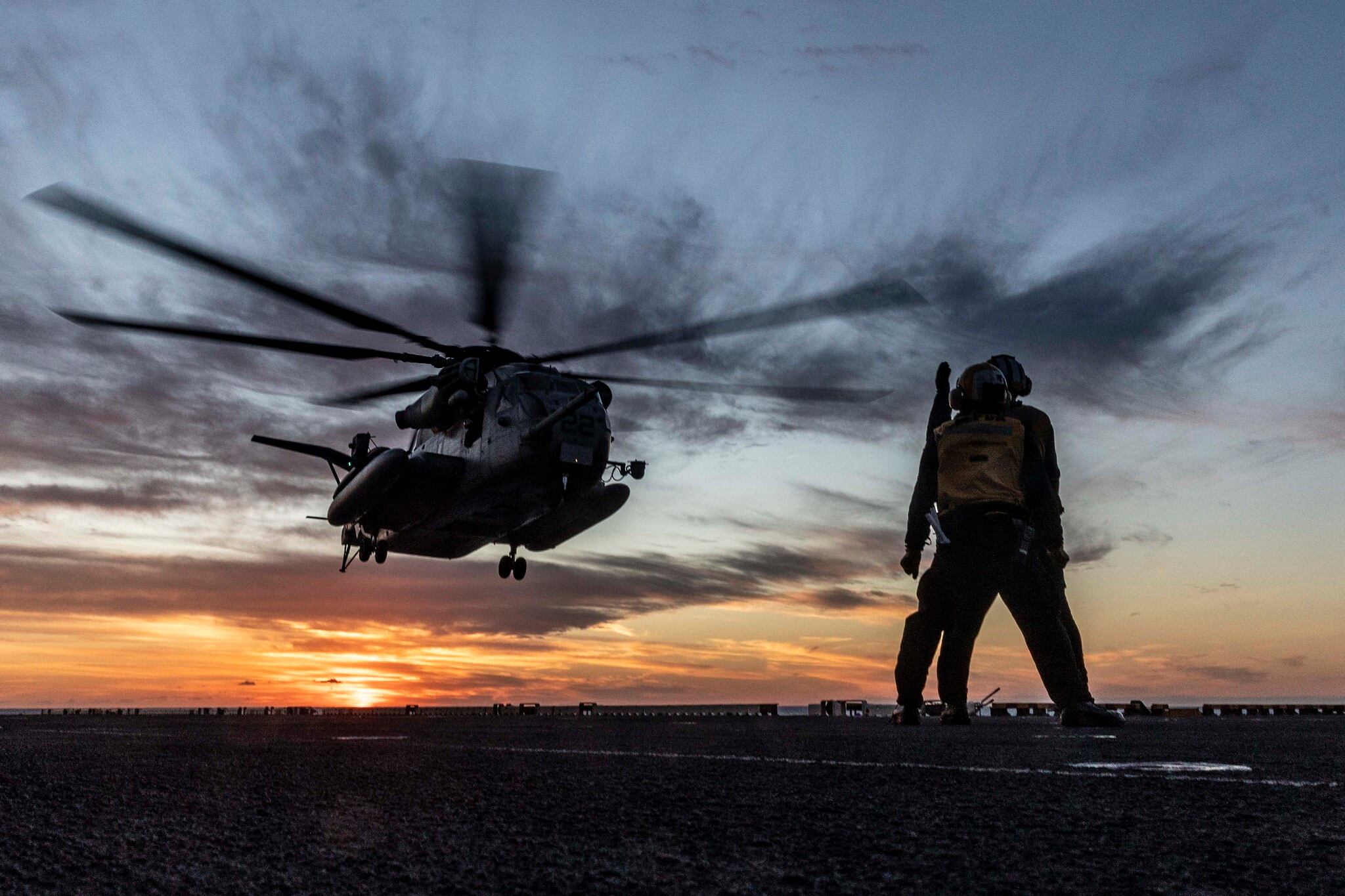 Aviation Boatswain’s Mate (Handling) 3rd Class Le’Aundre Johnson, left, and Aviation Boatswain’s Mate (Handling) Airman Apprentice Ronald Swinford direct an MH-53E Sea Dragon helicopter to launch aboard the Wasp-class amphibious assault ship USS Iwo Jima (LHD 7), Oct. 31, 2020, in the Atlantic Ocean.